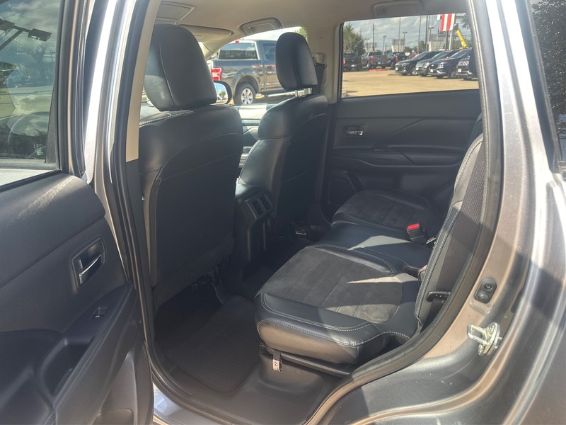 Mitsubishi Outlander Vehicle Full-screen Gallery Image 10