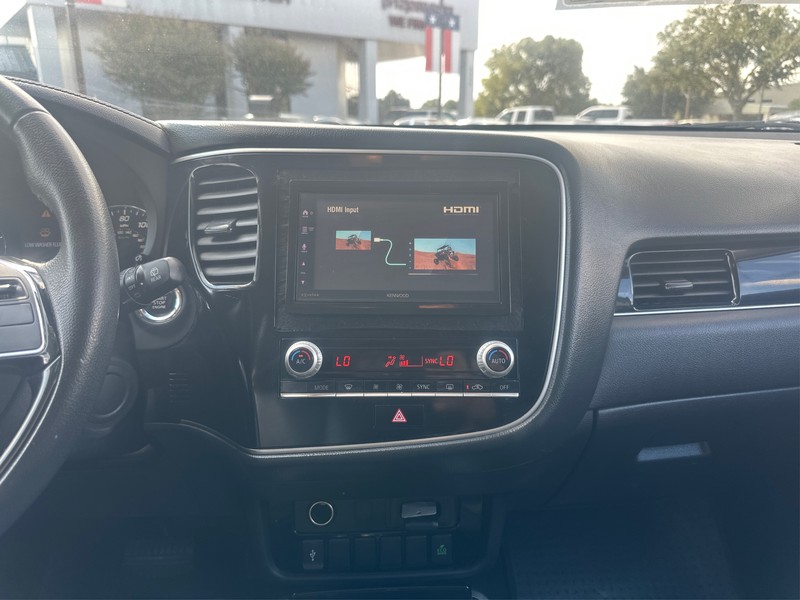 Mitsubishi Outlander Vehicle Full-screen Gallery Image 12