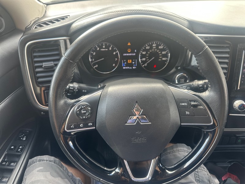 Mitsubishi Outlander Vehicle Full-screen Gallery Image 14