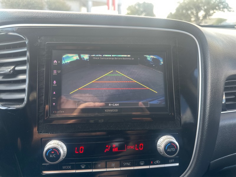 Mitsubishi Outlander Vehicle Full-screen Gallery Image 17