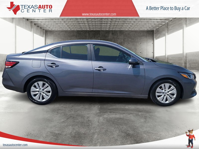Nissan Sentra Vehicle Full-screen Gallery Image 4