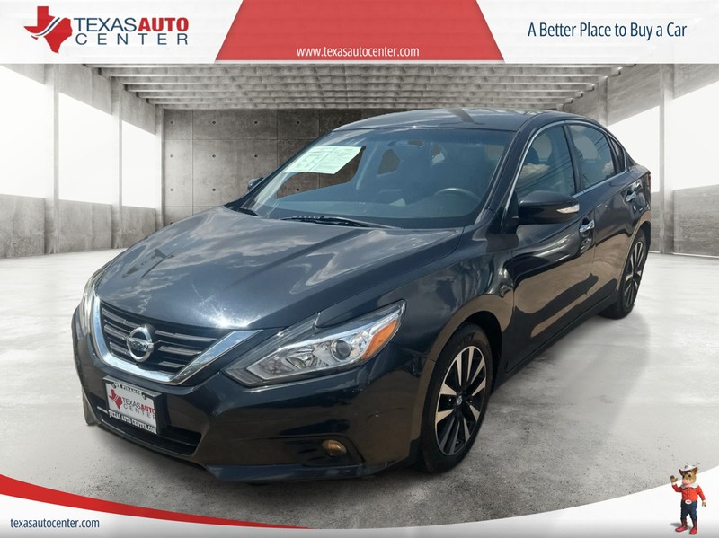 Nissan Altima Vehicle Full-screen Gallery Image 2