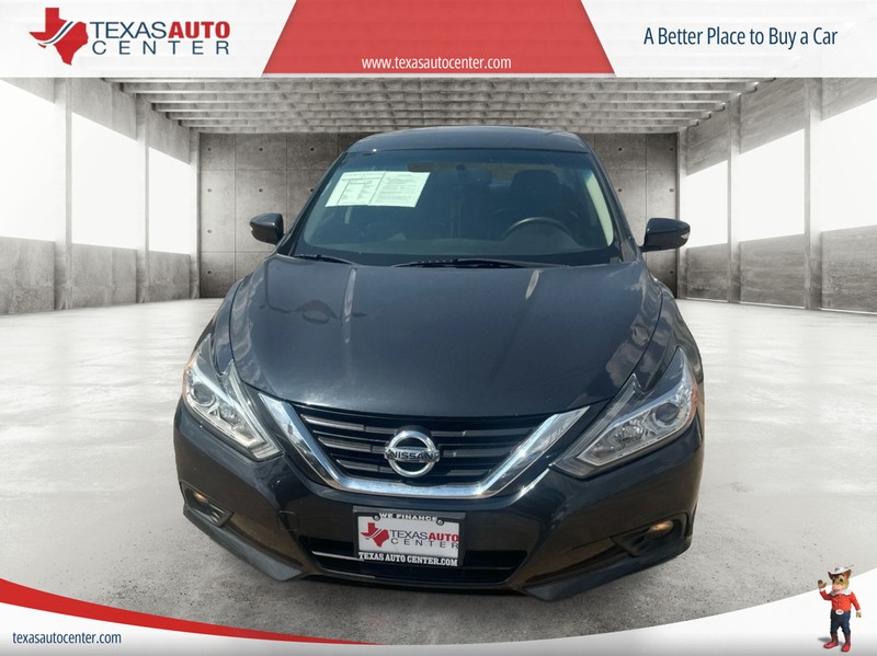 Nissan Altima Vehicle Full-screen Gallery Image 3