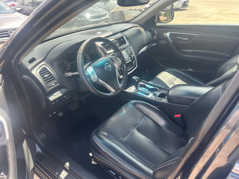 Nissan Altima Vehicle Full-screen Gallery Image 8