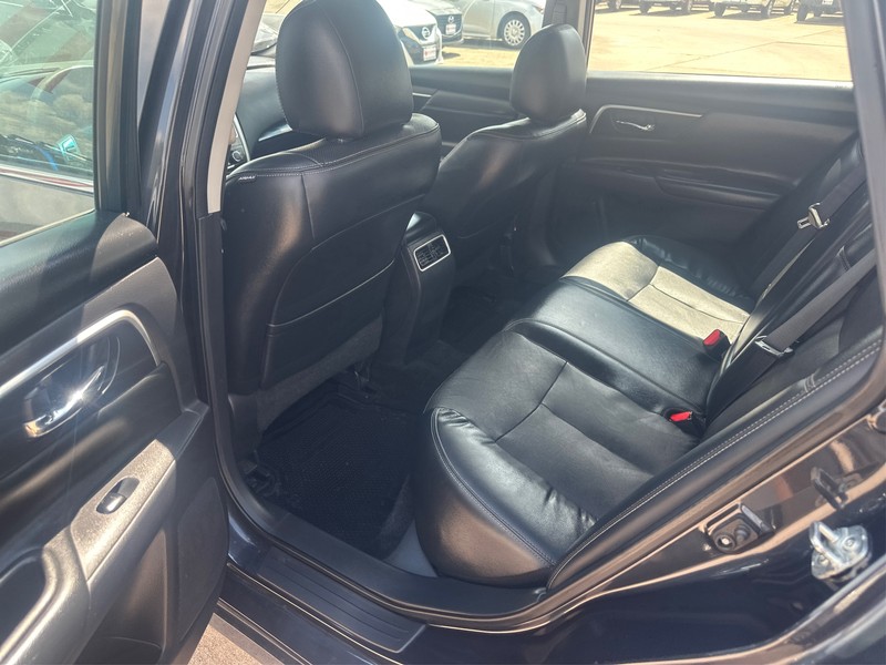 Nissan Altima Vehicle Full-screen Gallery Image 9