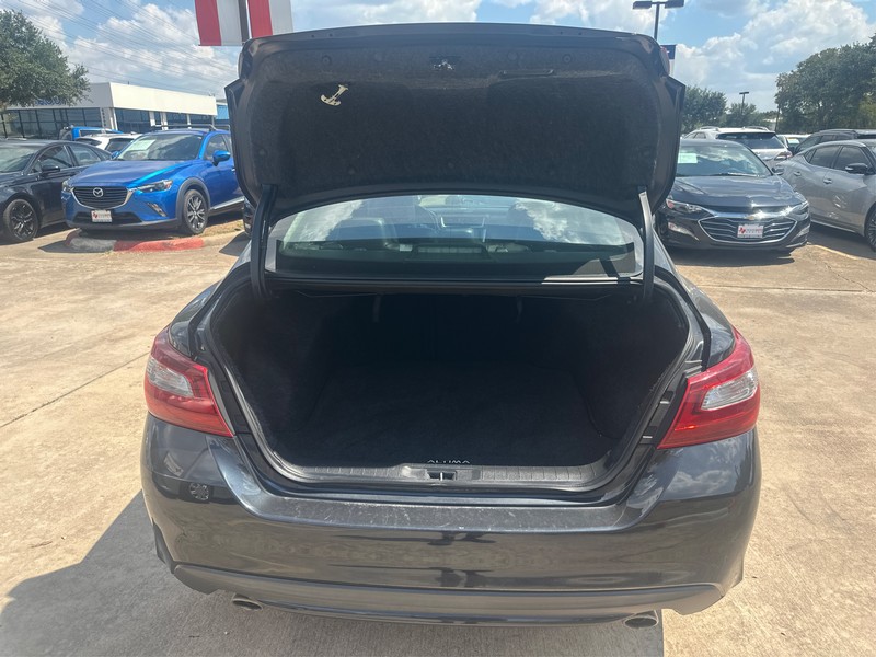 Nissan Altima Vehicle Full-screen Gallery Image 10