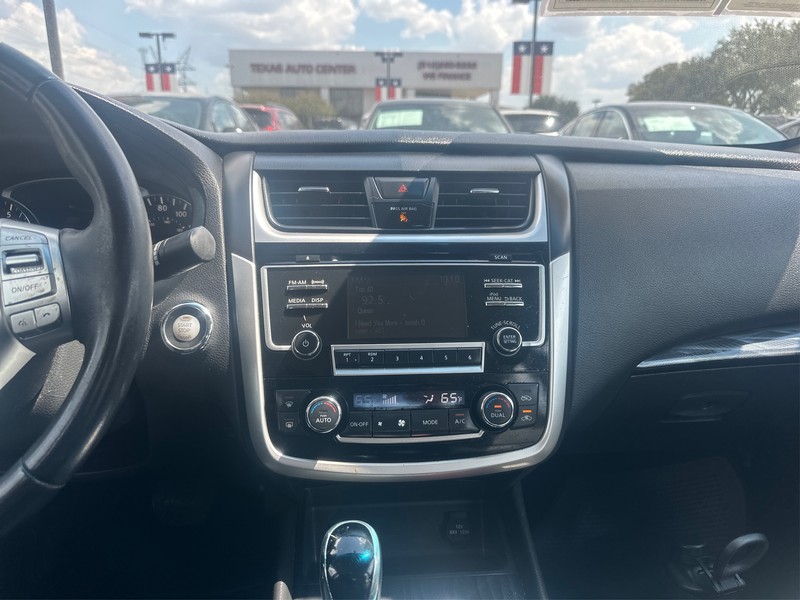 Nissan Altima Vehicle Full-screen Gallery Image 11