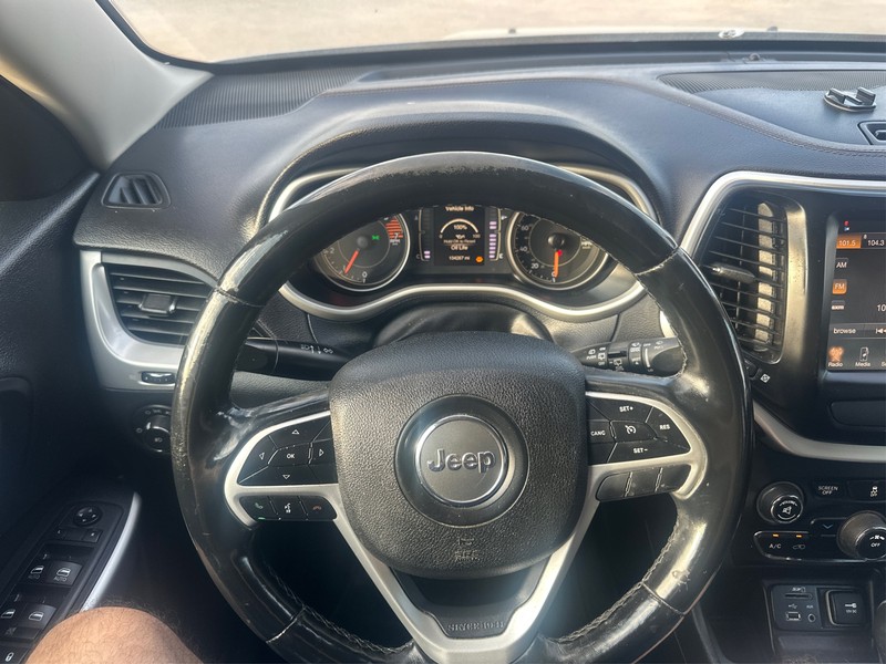 Jeep Cherokee Vehicle Full-screen Gallery Image 13