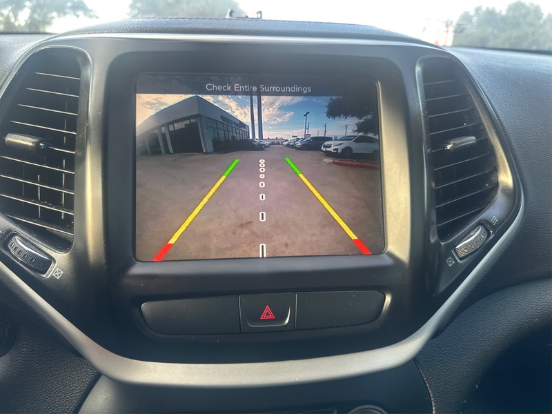 Jeep Cherokee Vehicle Full-screen Gallery Image 16