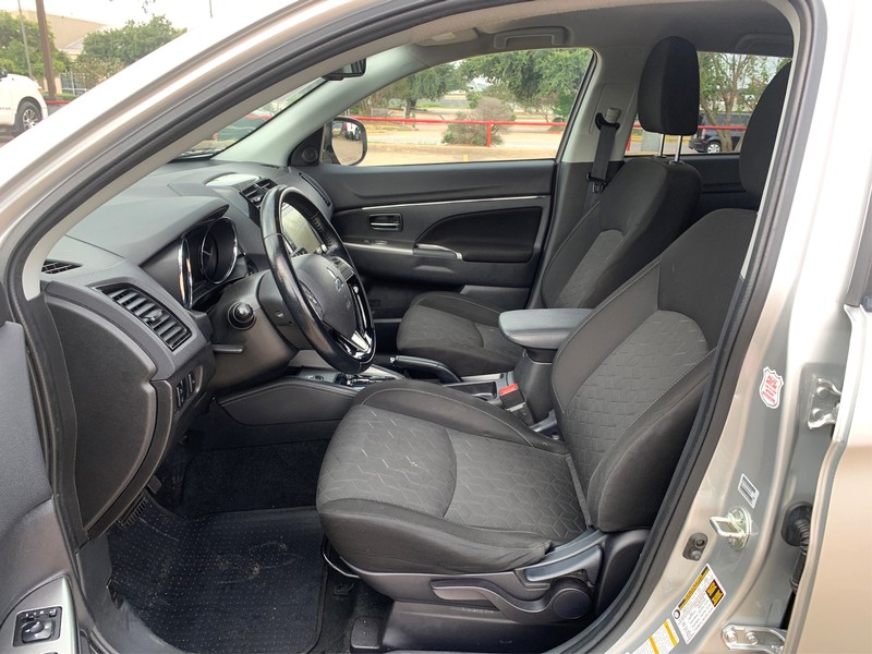 Mitsubishi Outlander Sport Vehicle Full-screen Gallery Image 9
