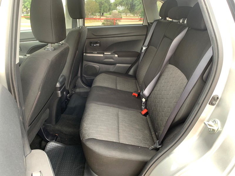 Mitsubishi Outlander Sport Vehicle Full-screen Gallery Image 10