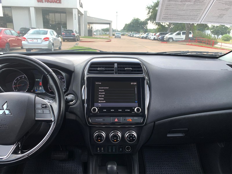 Mitsubishi Outlander Sport Vehicle Full-screen Gallery Image 11