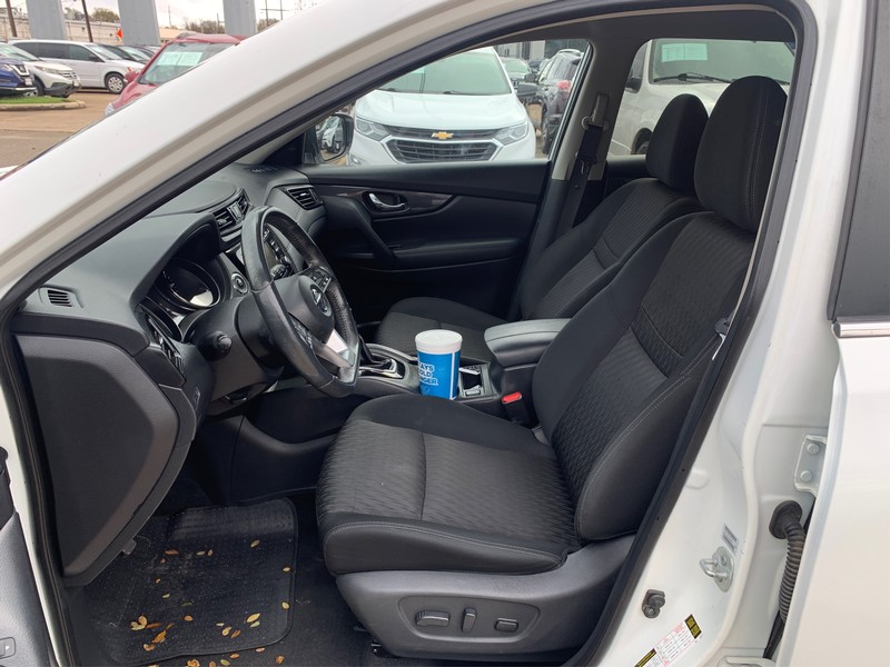 Nissan Rogue Vehicle Full-screen Gallery Image 4