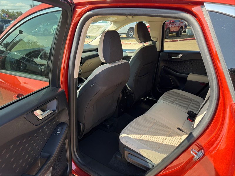 Ford Escape Vehicle Full-screen Gallery Image 10