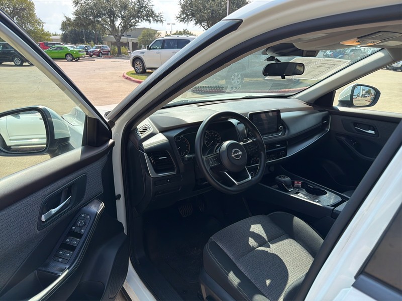 Nissan Rogue Vehicle Full-screen Gallery Image 9