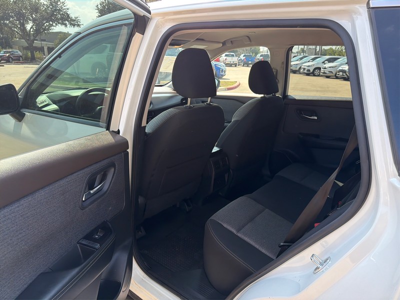 Nissan Rogue Vehicle Full-screen Gallery Image 10