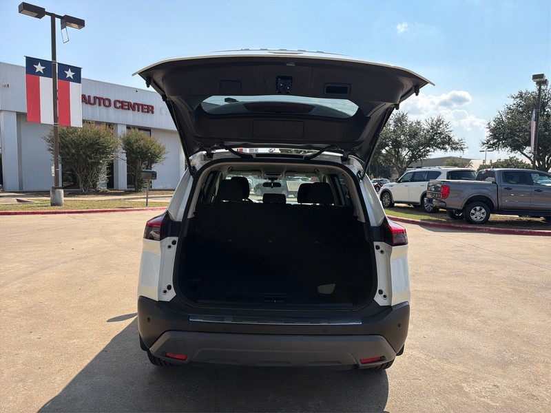 Nissan Rogue Vehicle Full-screen Gallery Image 11