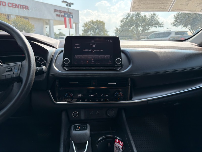 Nissan Rogue Vehicle Full-screen Gallery Image 12