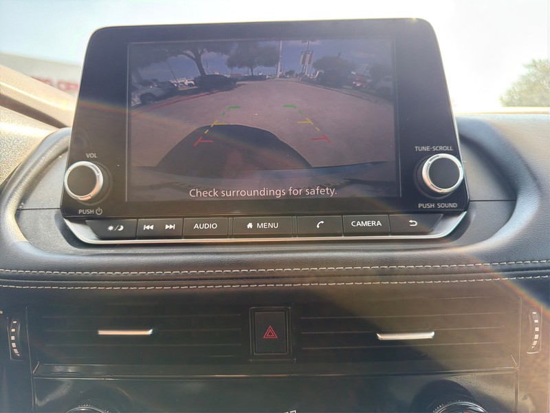 Nissan Rogue Vehicle Full-screen Gallery Image 17