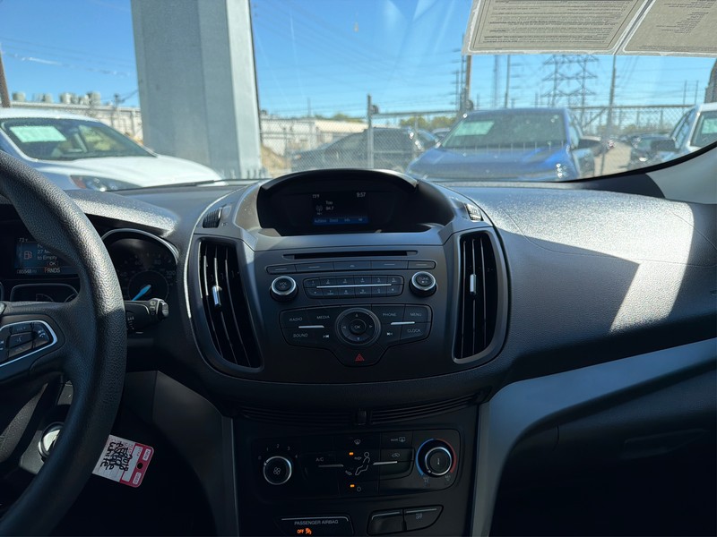 Ford Escape Vehicle Full-screen Gallery Image 12