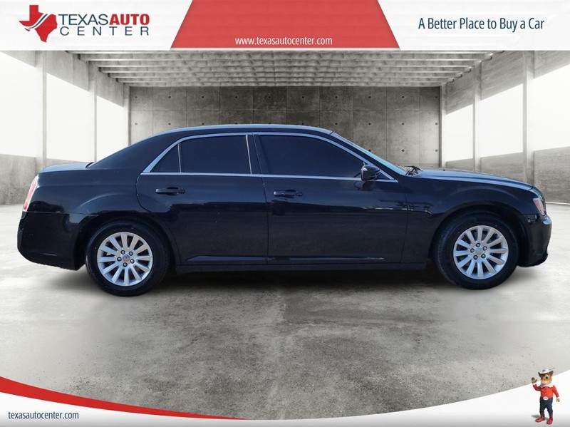 Chrysler 300 Vehicle Full-screen Gallery Image 4