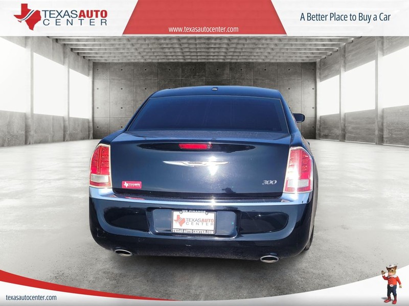 Chrysler 300 Vehicle Full-screen Gallery Image 6