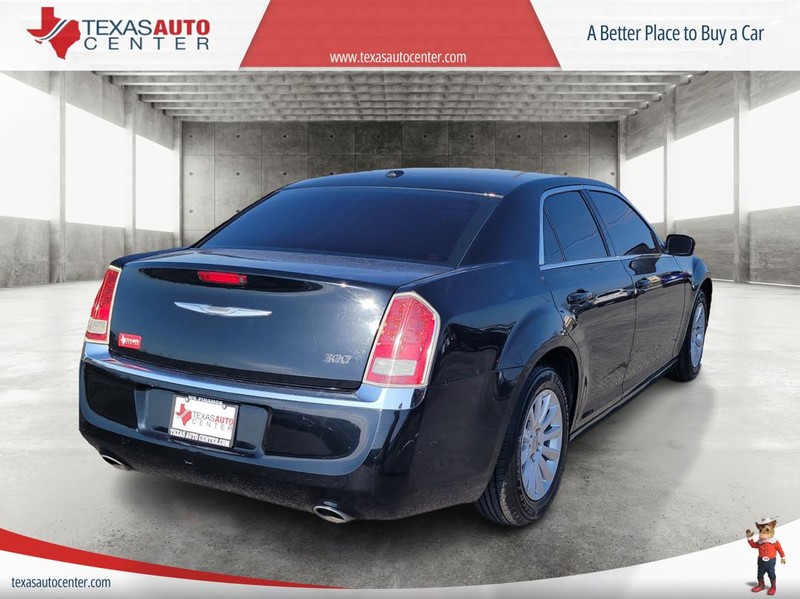 Chrysler 300 Vehicle Full-screen Gallery Image 7