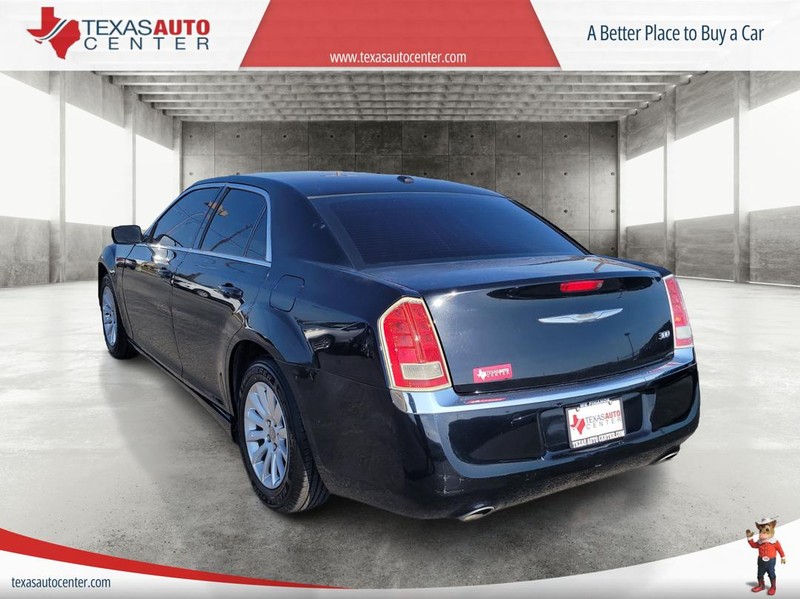 Chrysler 300 Vehicle Full-screen Gallery Image 8