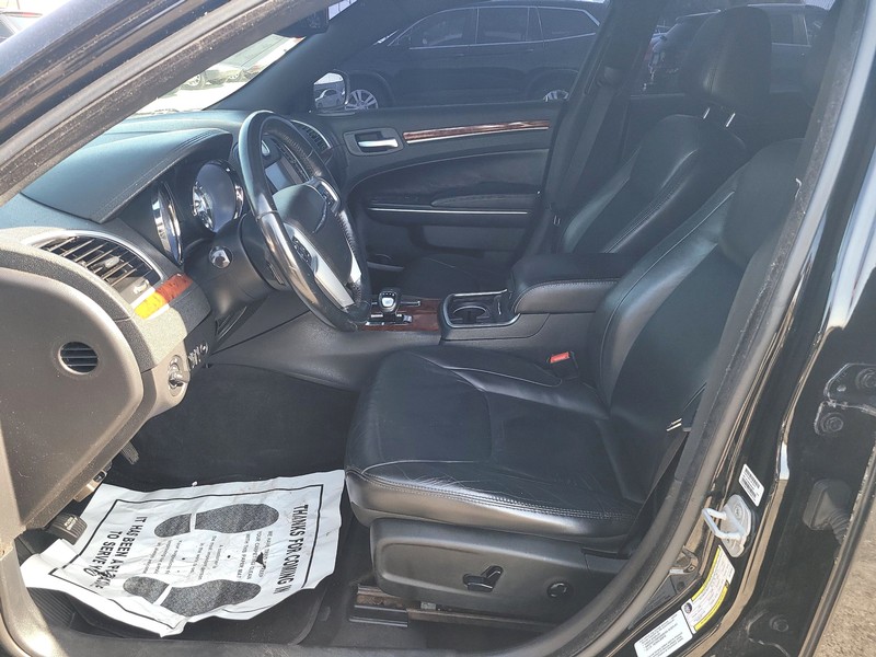 Chrysler 300 Vehicle Full-screen Gallery Image 9