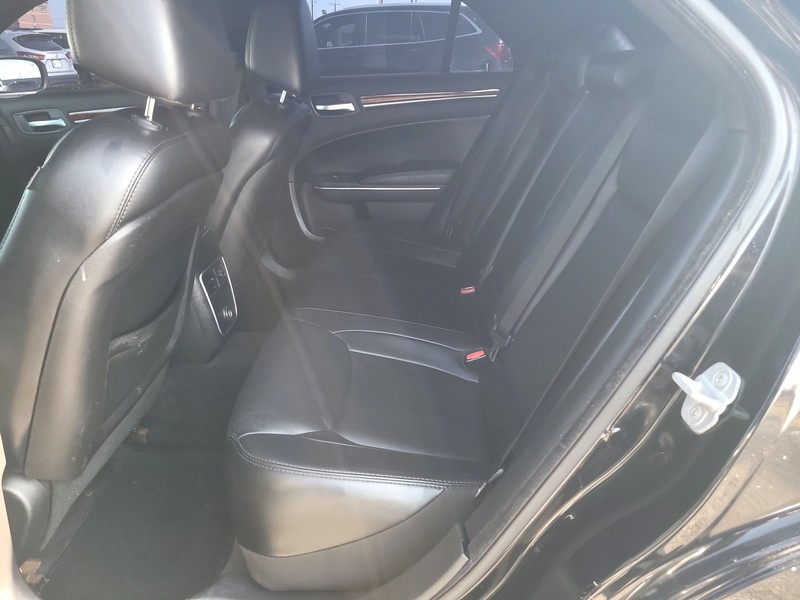 Chrysler 300 Vehicle Full-screen Gallery Image 10