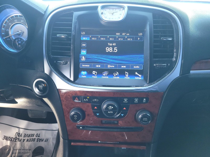 Chrysler 300 Vehicle Full-screen Gallery Image 11