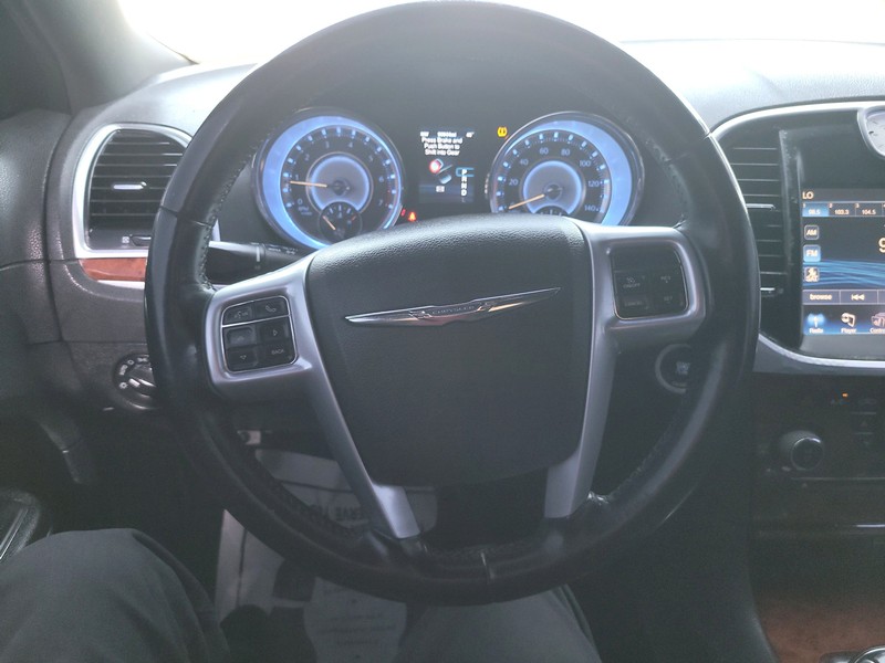 Chrysler 300 Vehicle Full-screen Gallery Image 13