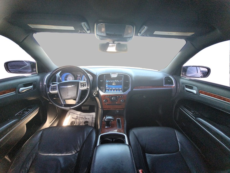 Chrysler 300 Vehicle Full-screen Gallery Image 14