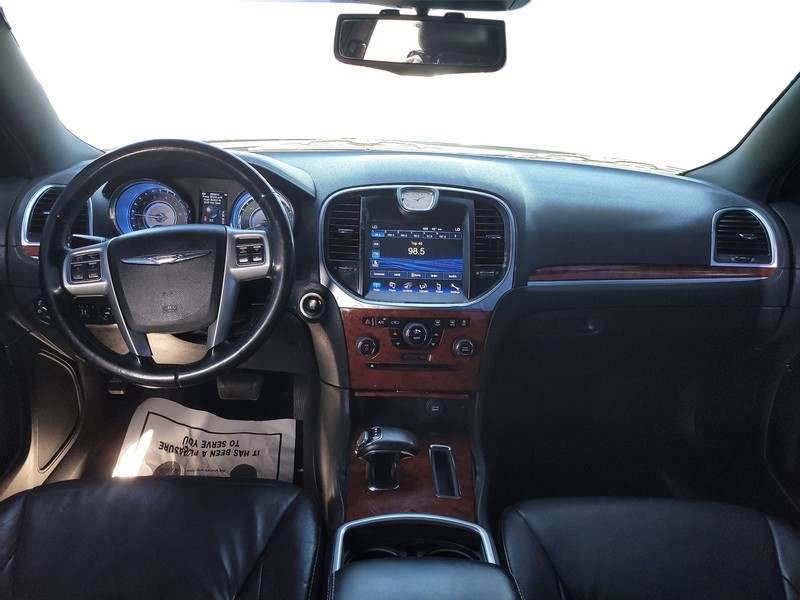 Chrysler 300 Vehicle Full-screen Gallery Image 15