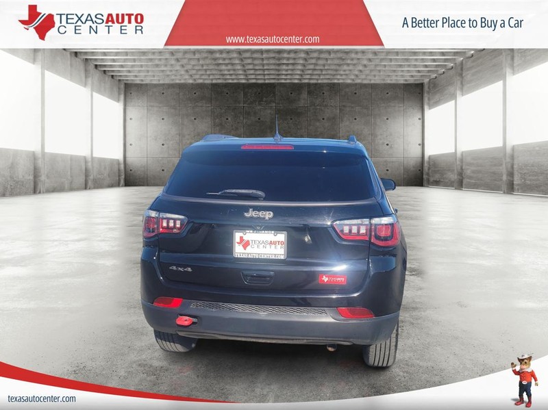 Jeep Compass Vehicle Full-screen Gallery Image 6