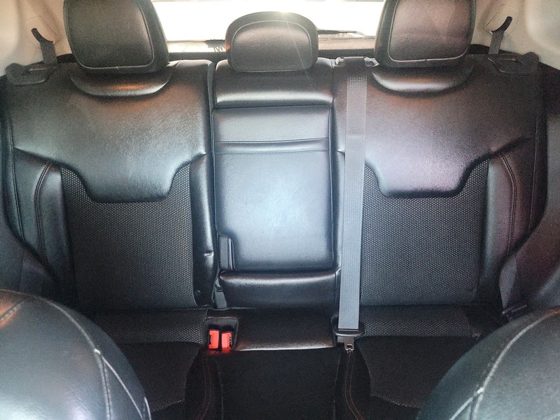 Jeep Compass Vehicle Full-screen Gallery Image 13