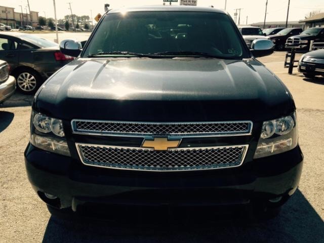 Chevrolet Suburban Vehicle Full-screen Gallery Image 2
