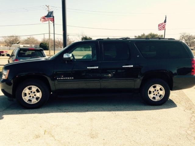 Chevrolet Suburban Vehicle Full-screen Gallery Image 3