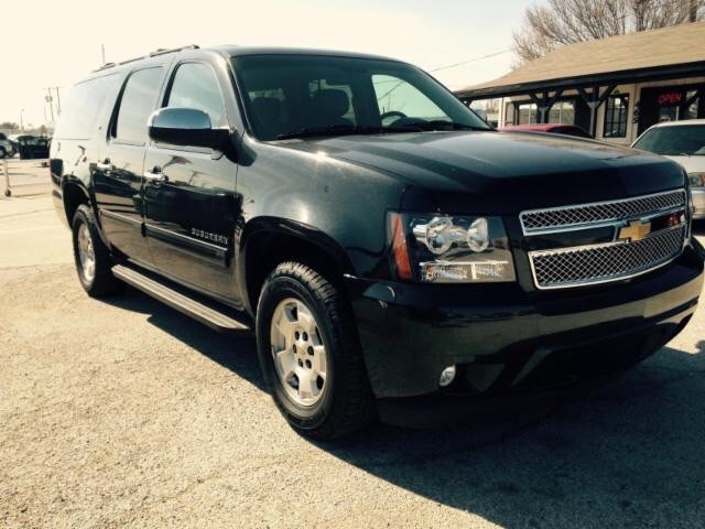 Chevrolet Suburban Vehicle Full-screen Gallery Image 4