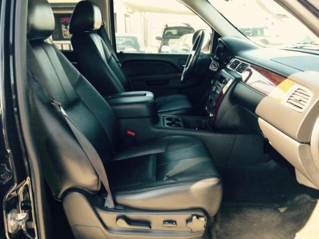 Chevrolet Suburban Vehicle Full-screen Gallery Image 6