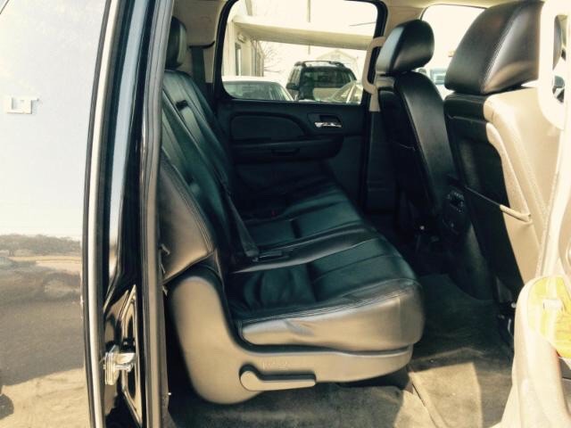 Chevrolet Suburban Vehicle Full-screen Gallery Image 7