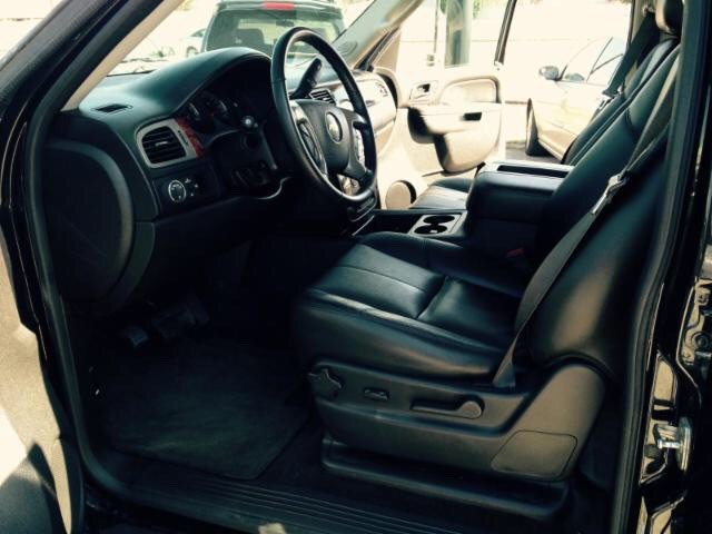 Chevrolet Suburban Vehicle Full-screen Gallery Image 8