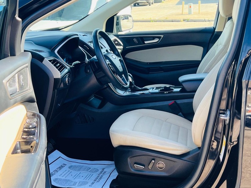 Ford Edge Vehicle Full-screen Gallery Image 18