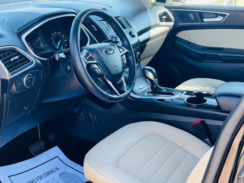Ford Edge Vehicle Full-screen Gallery Image 19