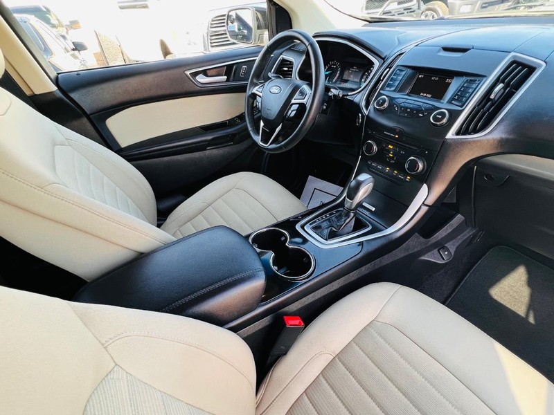 Ford Edge Vehicle Full-screen Gallery Image 24