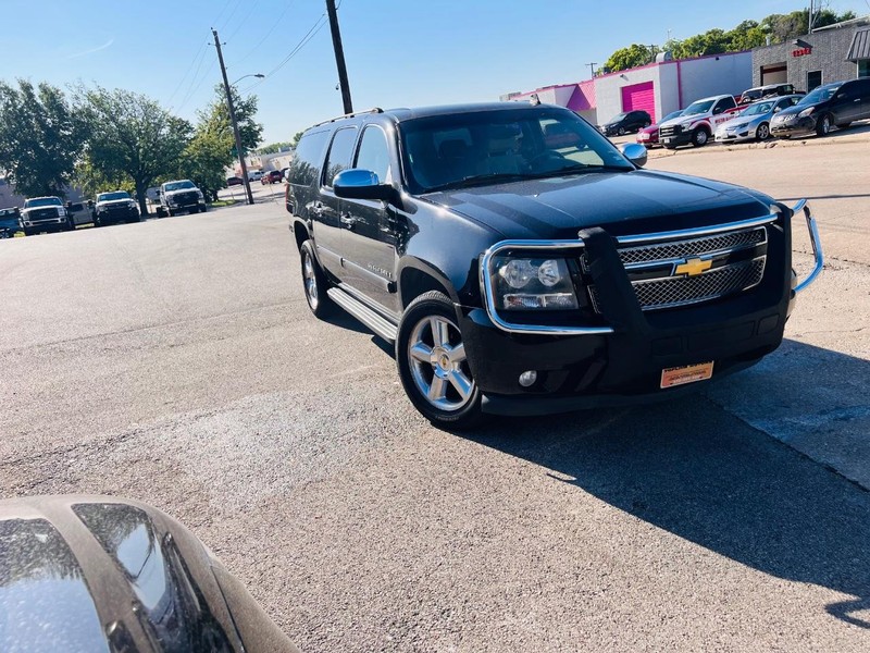 Chevrolet Suburban Vehicle Full-screen Gallery Image 3