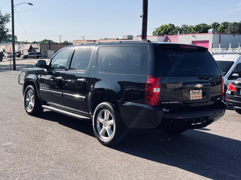 Chevrolet Suburban Vehicle Full-screen Gallery Image 7