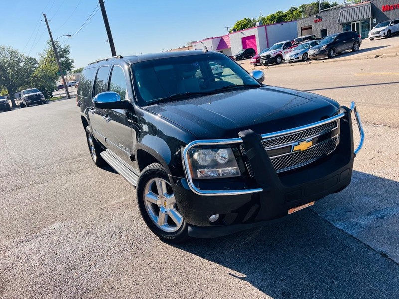 Chevrolet Suburban Vehicle Full-screen Gallery Image 8