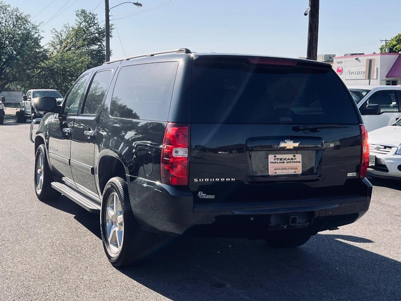 Chevrolet Suburban Vehicle Full-screen Gallery Image 10