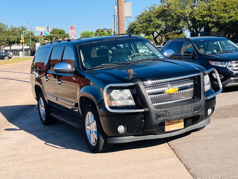 Chevrolet Suburban Vehicle Full-screen Gallery Image 11
